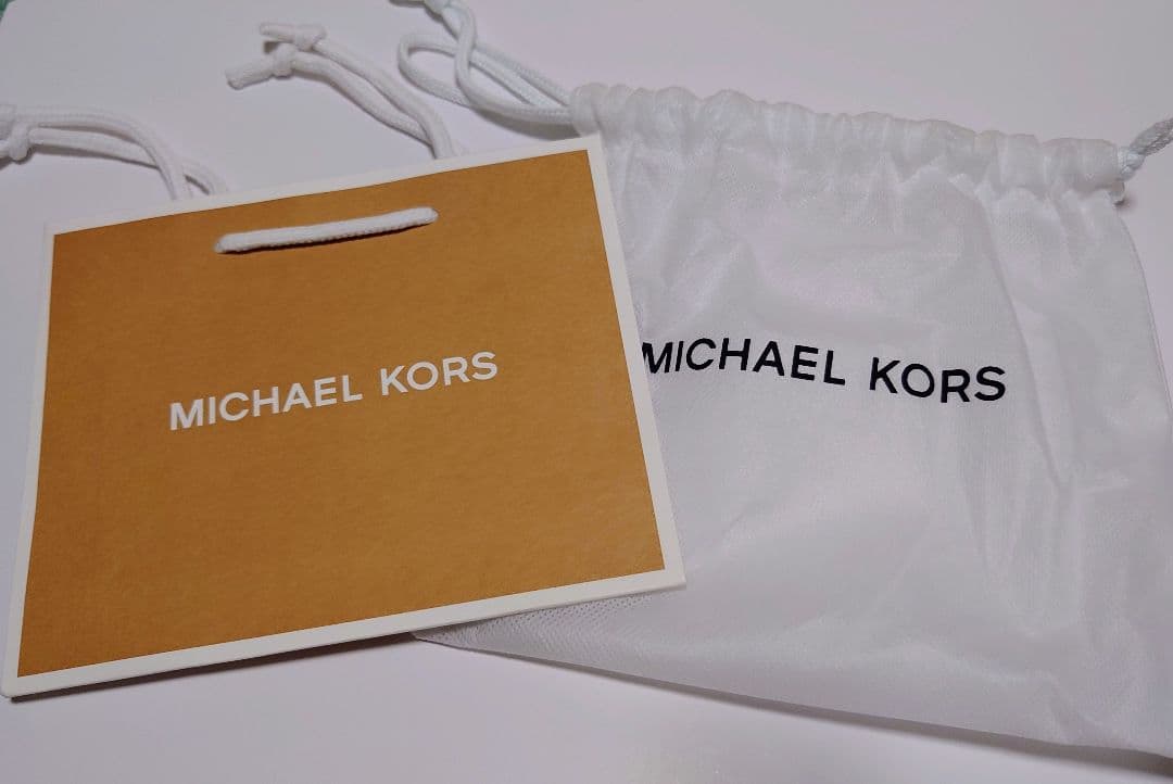 ★1月4日まで★　MICHAEL KORS 　花柄　２つ折り財布