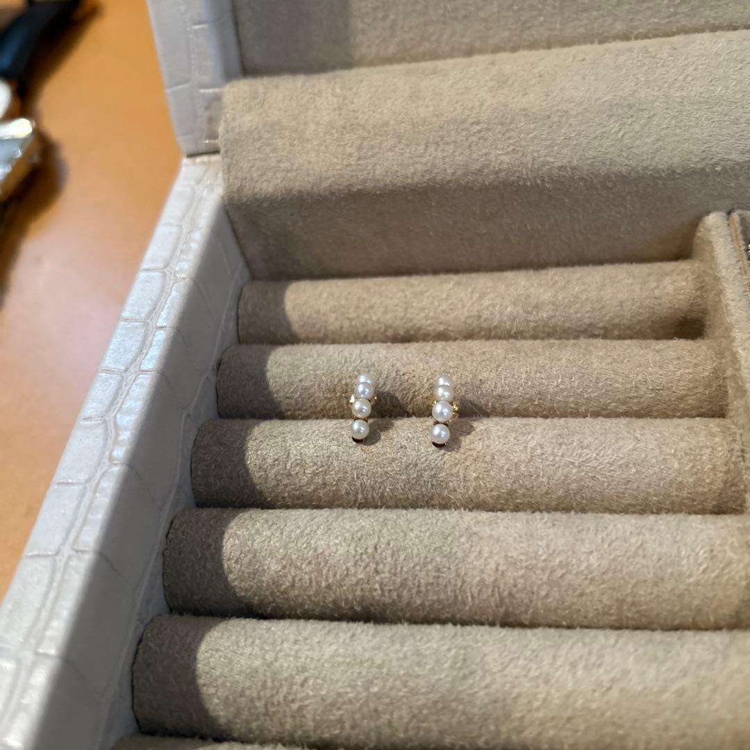 ete パール4つのスタッドピアス