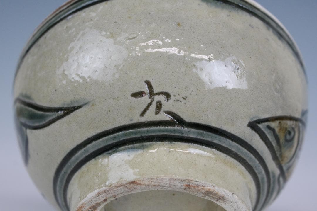 壺屋焼 人間国宝 金城次郎 作　魚文蓋物（タラフー）