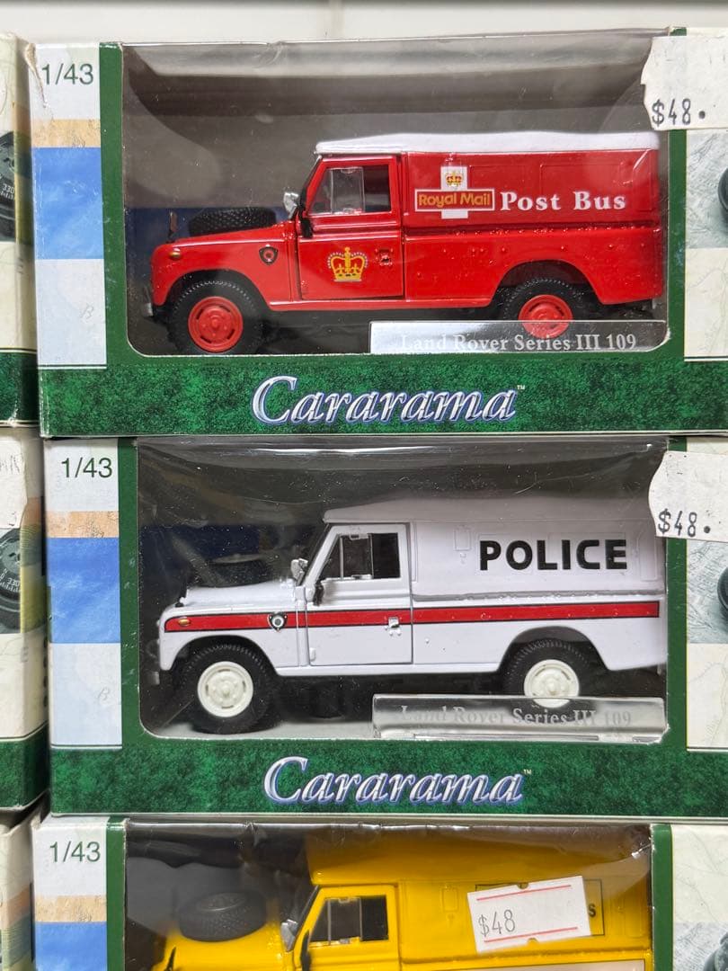 ランドローバーディフェンダー　Cararama ミニカー　1/43