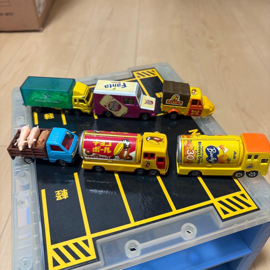 TOMICAレトロトミカ　28台　いろいろなトラックセット　パーキングケース付き