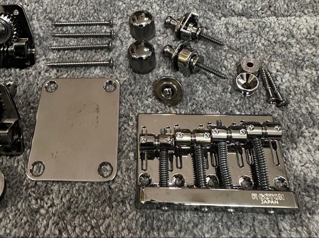 コスモブラック色 ベースのパーツ ペグ、ブリッジほか