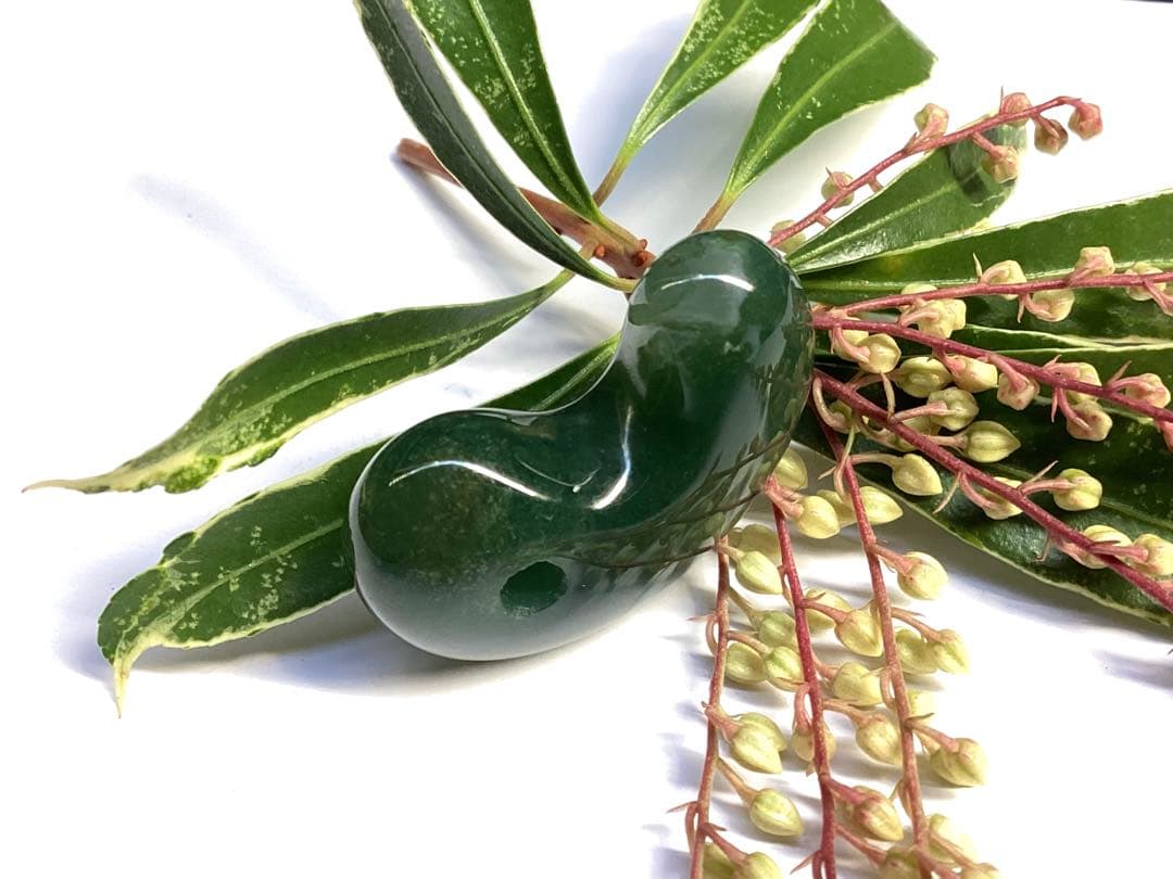 ✳花仙山*出雲勾玉【碧玉】　何処にも無い透かし紋様　本物保証品　身近な御守りに‼️