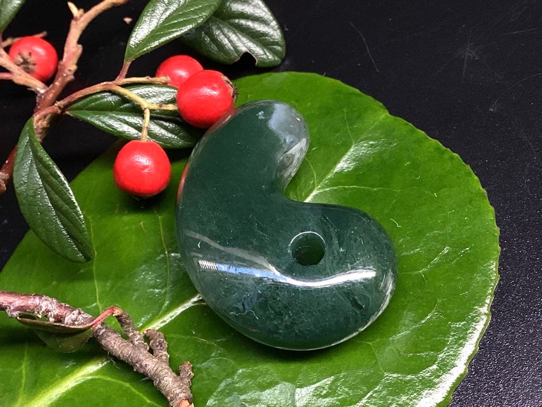 ✳花仙山*出雲勾玉【碧玉】　何処にも無い透かし紋様　本物保証品　身近な御守りに‼️