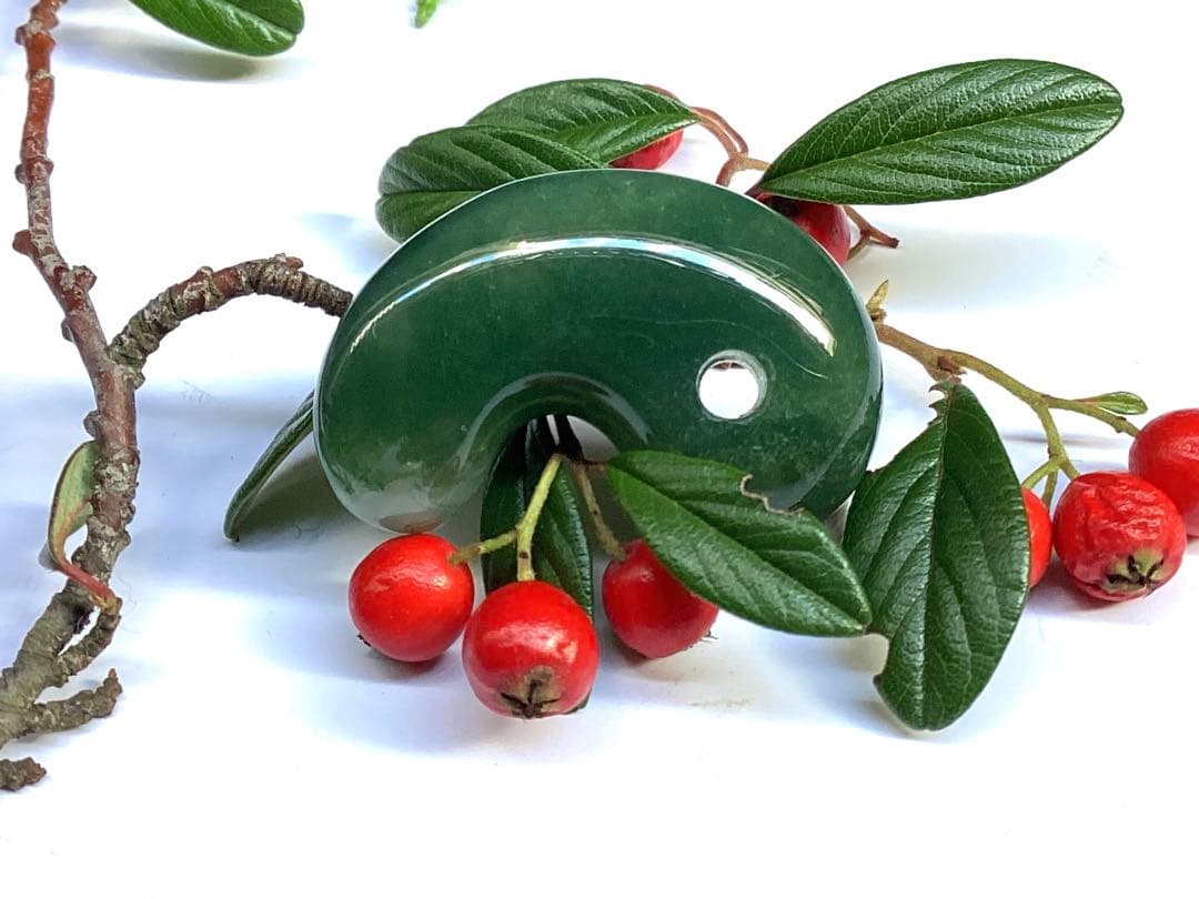 ✳花仙山*出雲勾玉【碧玉】　何処にも無い透かし紋様　本物保証品　身近な御守りに‼️