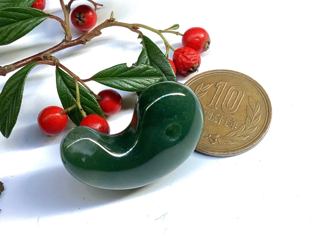 ✳花仙山*出雲勾玉【碧玉】　何処にも無い透かし紋様　本物保証品　身近な御守りに‼️