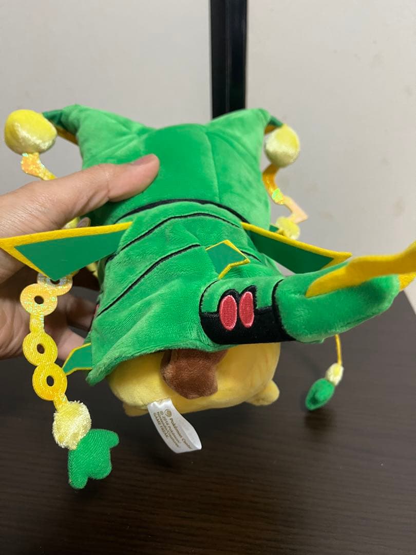 メガレックウザのポンチョを着たピカチュウ　黒いレックウザポンチョを着たピカチュウ