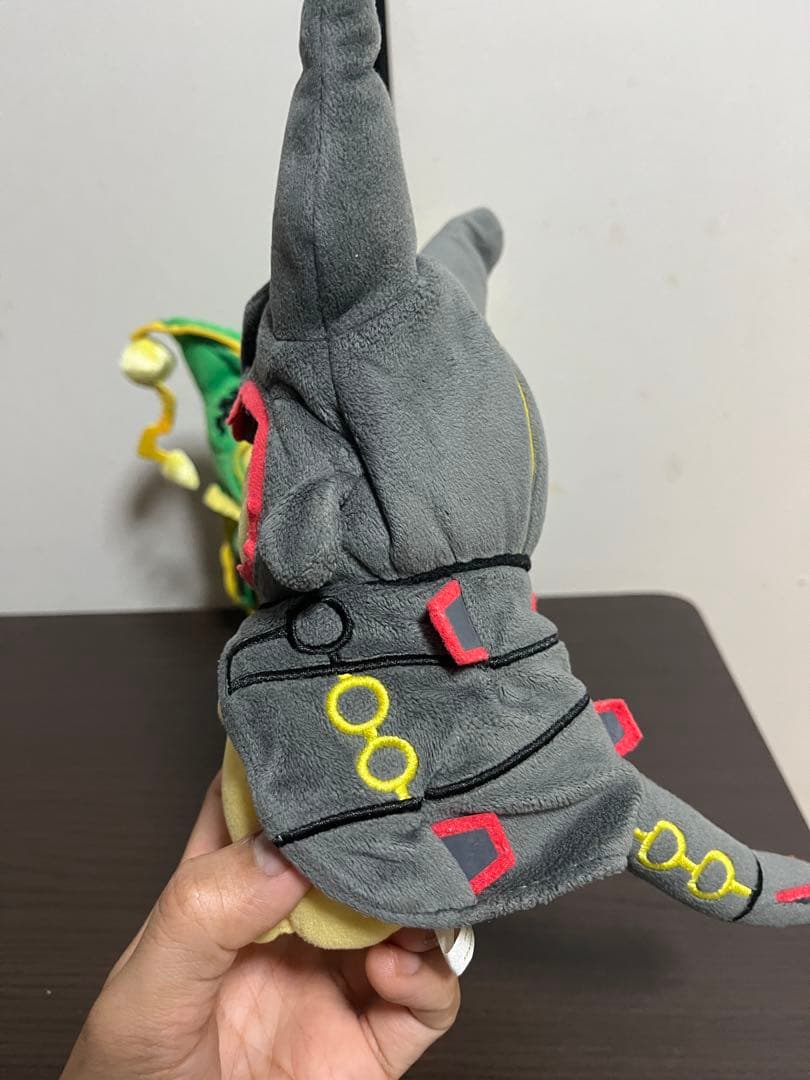 メガレックウザのポンチョを着たピカチュウ　黒いレックウザポンチョを着たピカチュウ