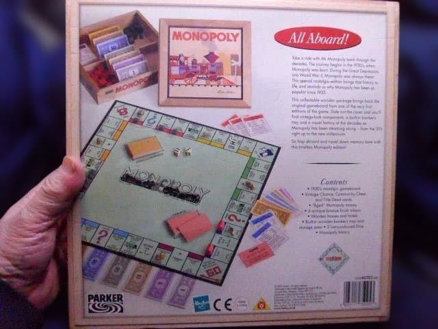 とても高価な英国製ノスタルジーMONOPOLY 木製箱版。未使用品