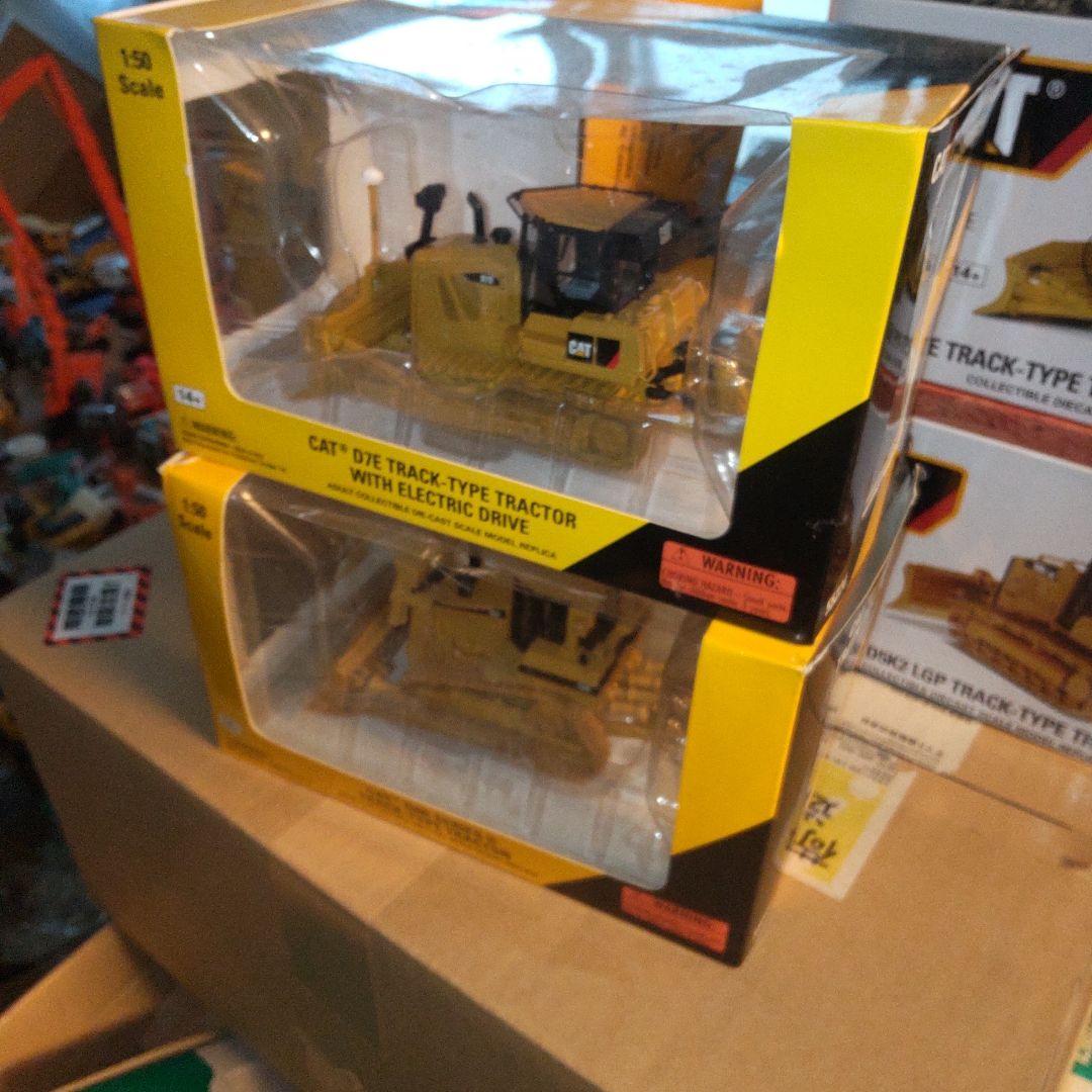 CAT D10T トラック型トラクター 1:50スケール