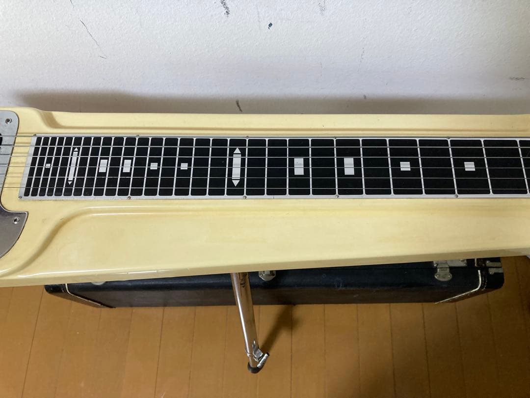 詳細不明フェンダータイプ 6弦スチールギター ケース、脚付