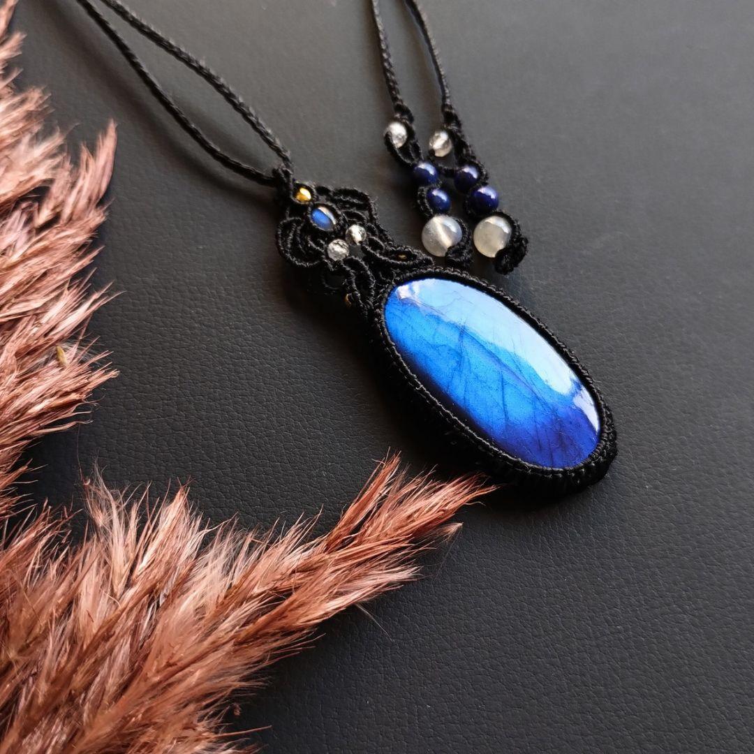 ラブラドライト＆ブルームーンストーンのマクラメ編みネックレス　ペンダント　天然石