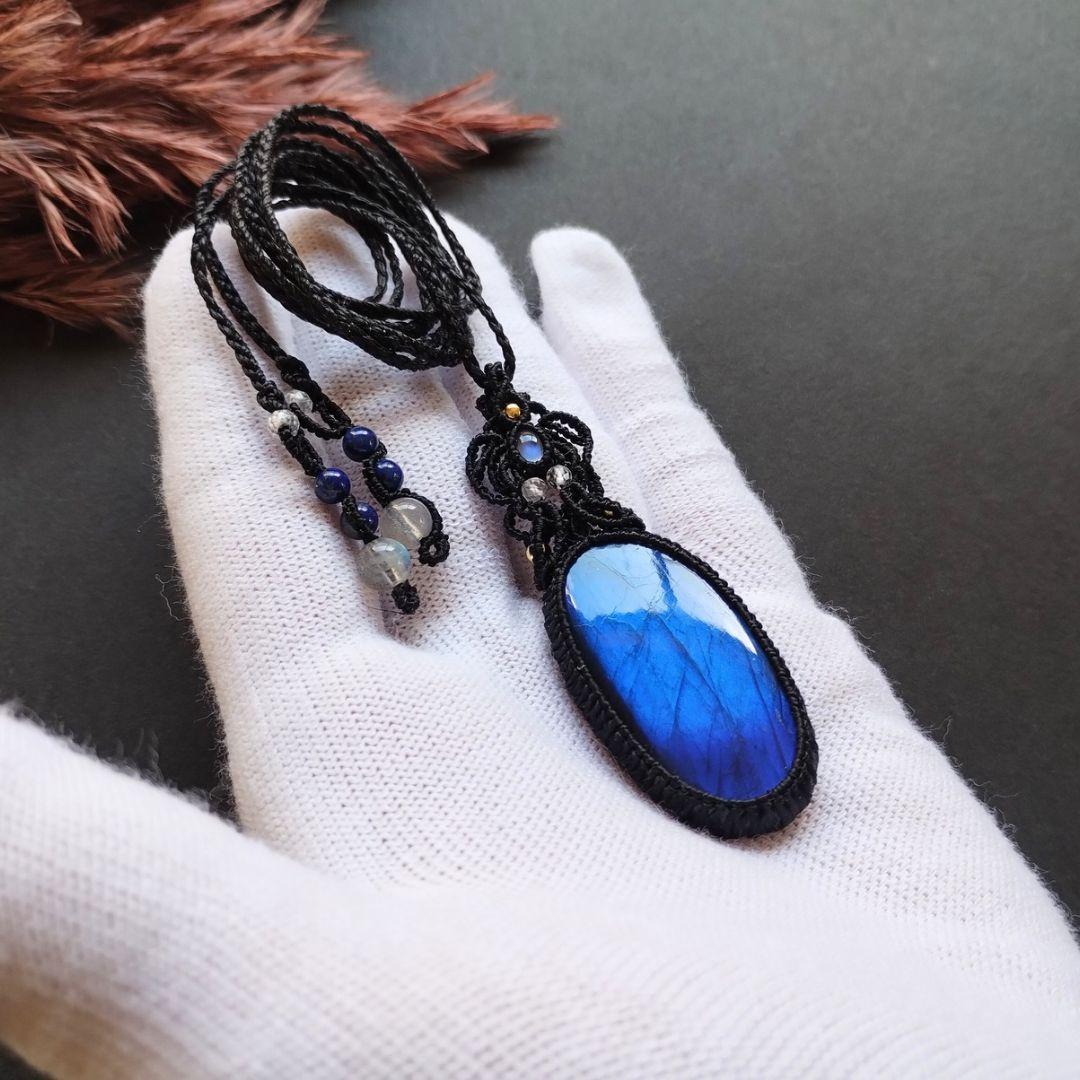 ラブラドライト＆ブルームーンストーンのマクラメ編みネックレス　ペンダント　天然石