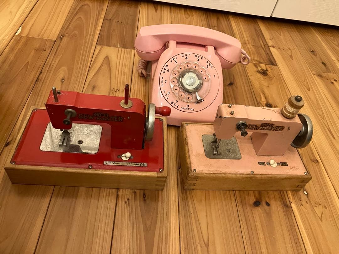 レトロな電話とミシン