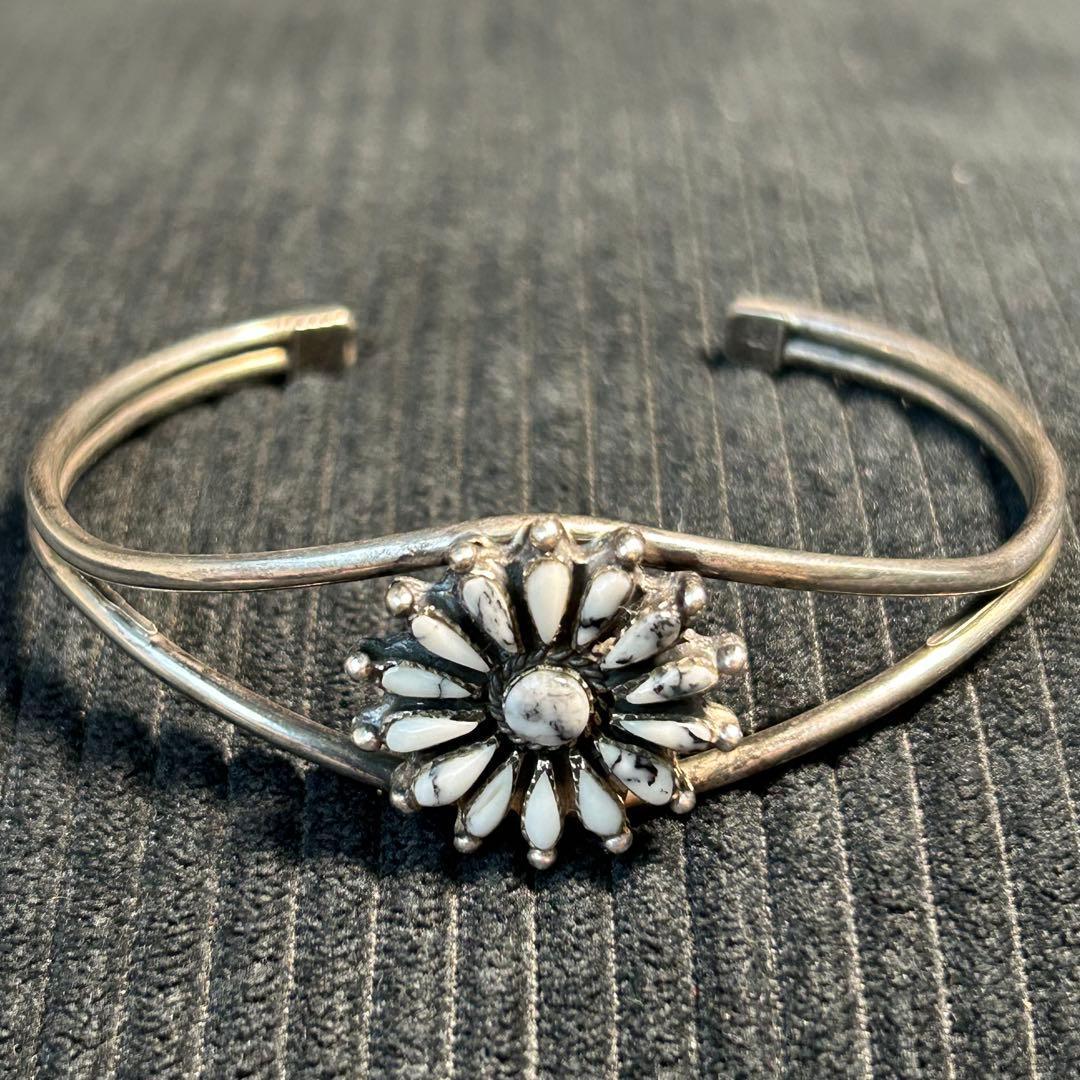 インディアンジュエリー　navajo ホワイトバッファロー　バングル　シルバー