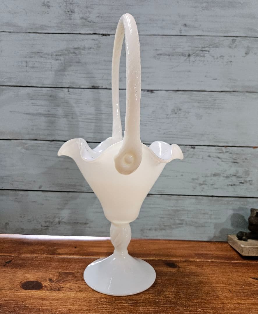 フランスアンティーク オパリンガラスの花瓶 フリル ツイストハンドル バスケット