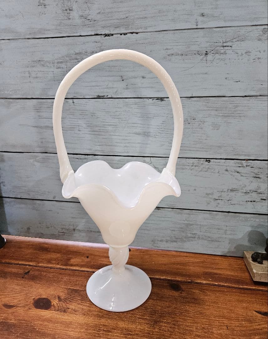 フランスアンティーク オパリンガラスの花瓶 フリル ツイストハンドル バスケット