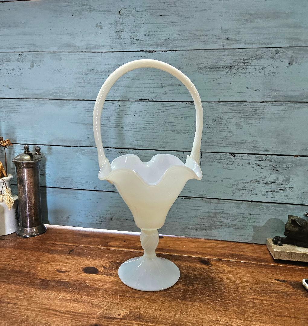 フランスアンティーク オパリンガラスの花瓶 フリル ツイストハンドル バスケット