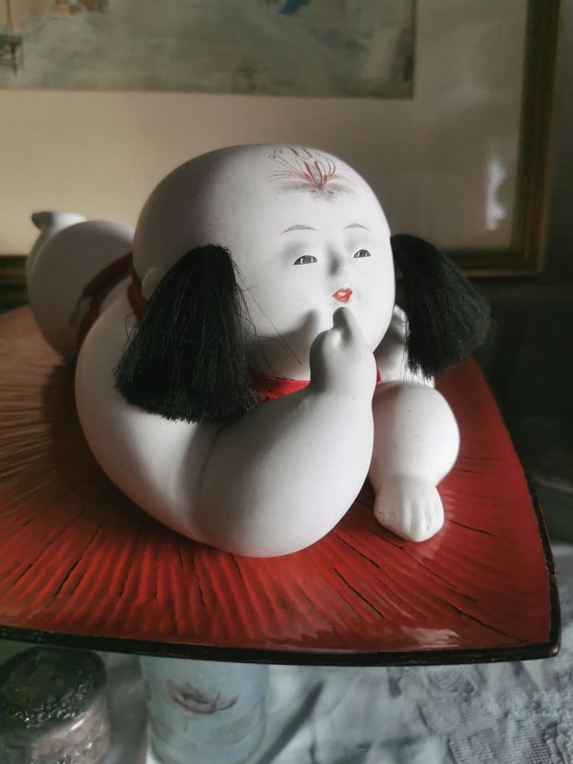 ヴィンテージ 28㎝大型這児人形 博多加賀はいこ 赤に金糸 骨董 朱漆塗り盆台付