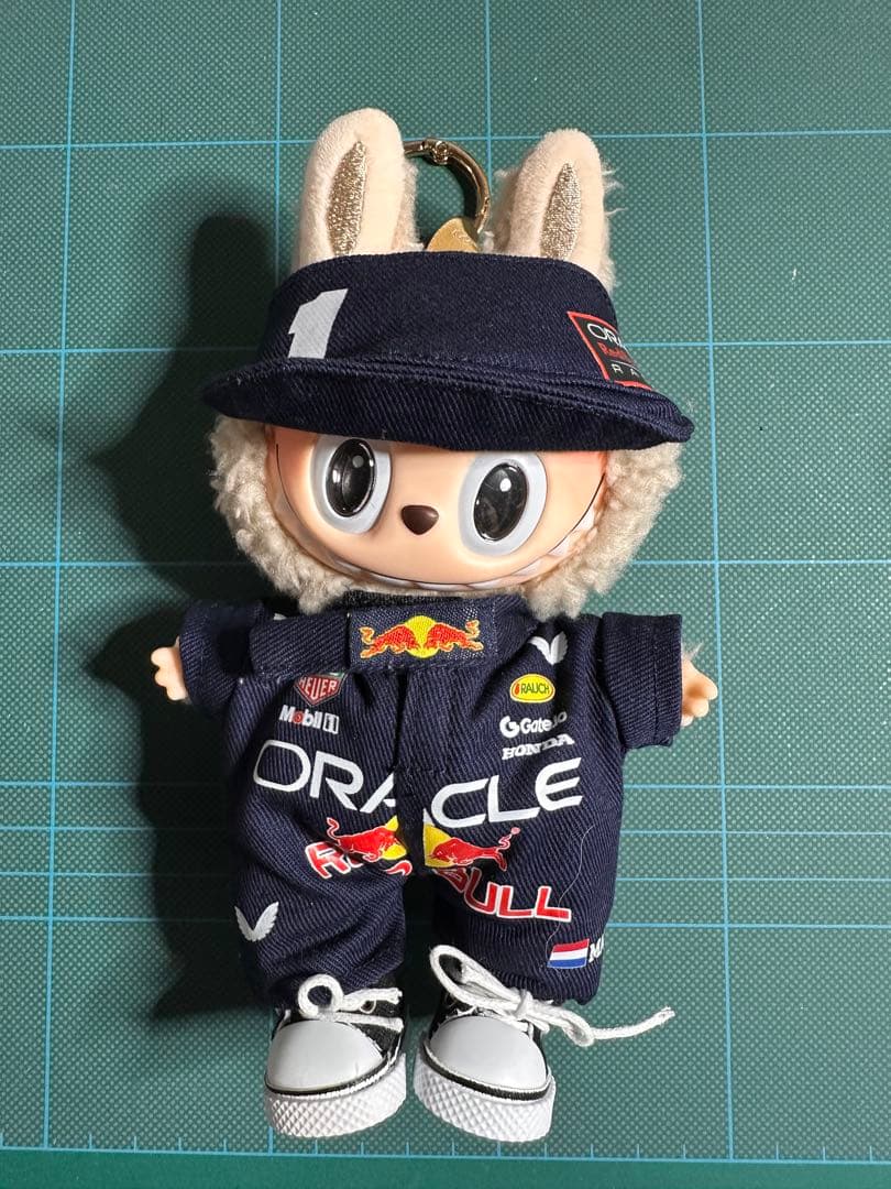 ラブブ　labubu レッドブル　フェラーリ　海外限定仕様