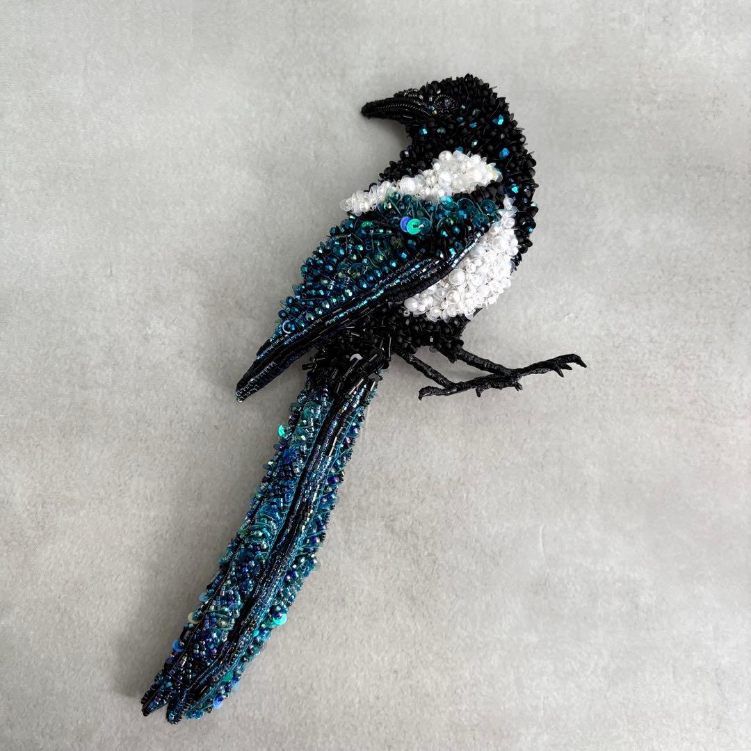 【カササギ】ビッグサイズ ビーズ刺繍ブローチバッグチャーム