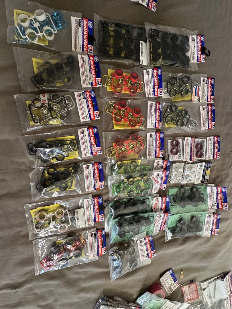 ミニ四駆パーツまとめ売り純正赤ローラ多数! (ローラー未使用)12日まで!