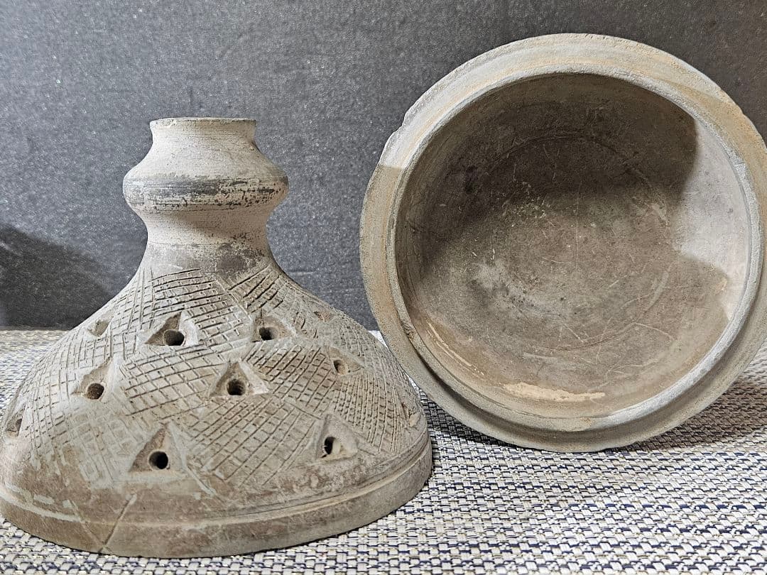 朝鮮半島古陶磁器　新羅土器　三角透かし造幾何学文様蓋付　香炉　祭器　古代陶磁器