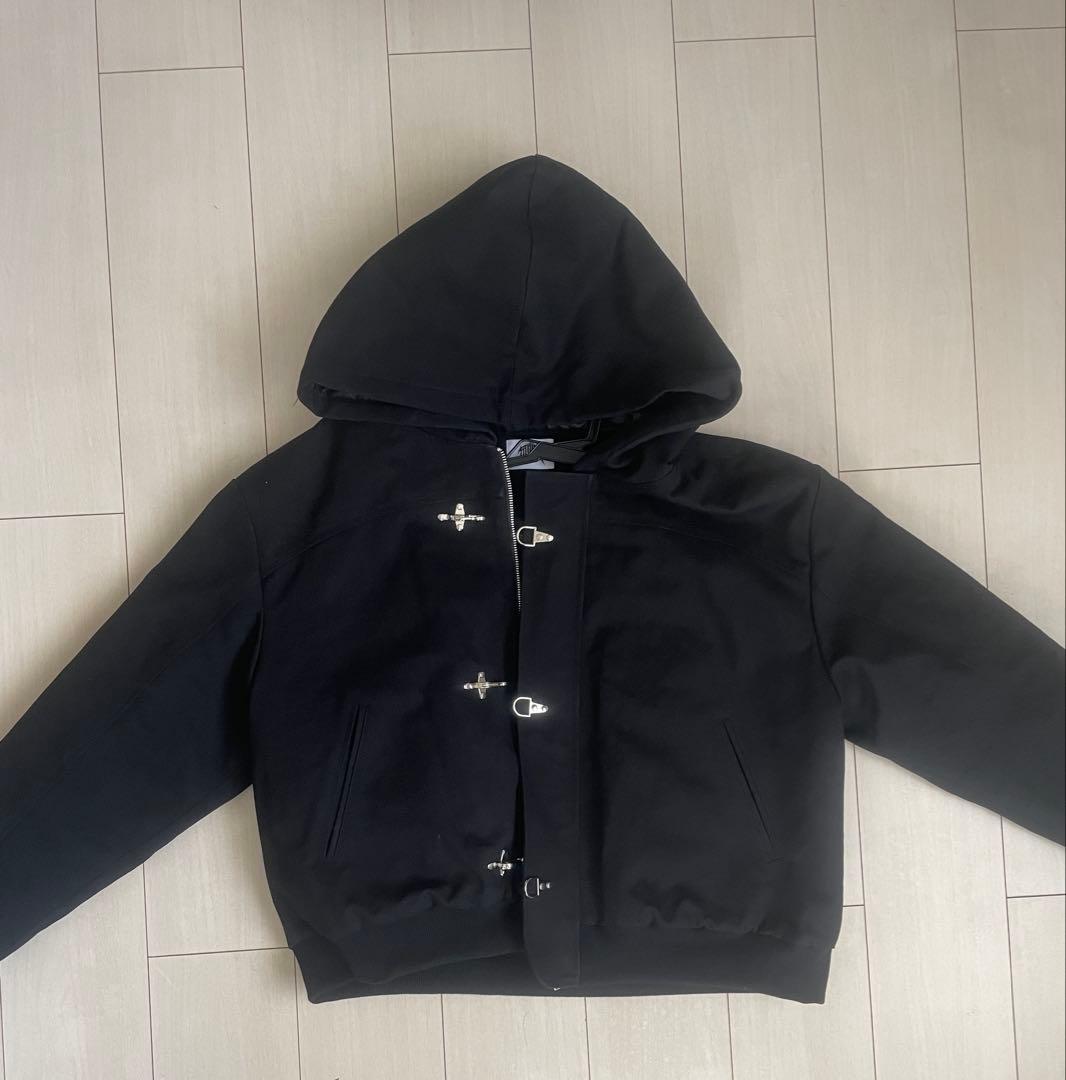 フード付き黒ダッフルジャケット