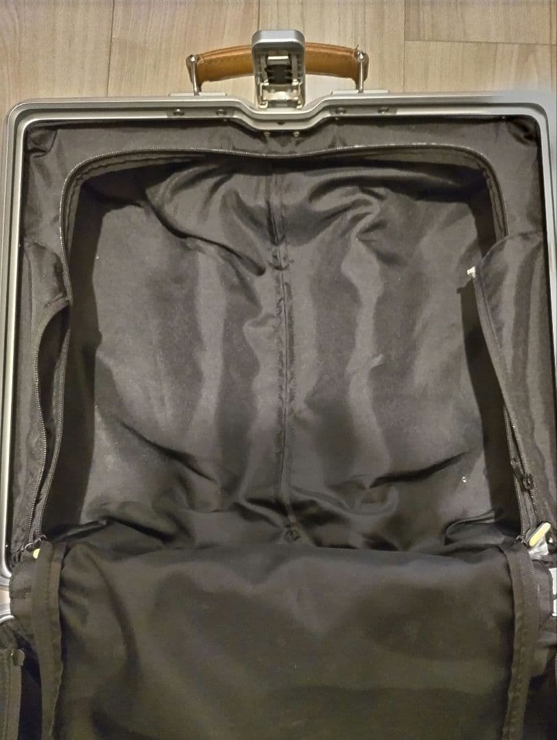 イノベーター キャリーケース　アルミ　シルバー　42L　TSA