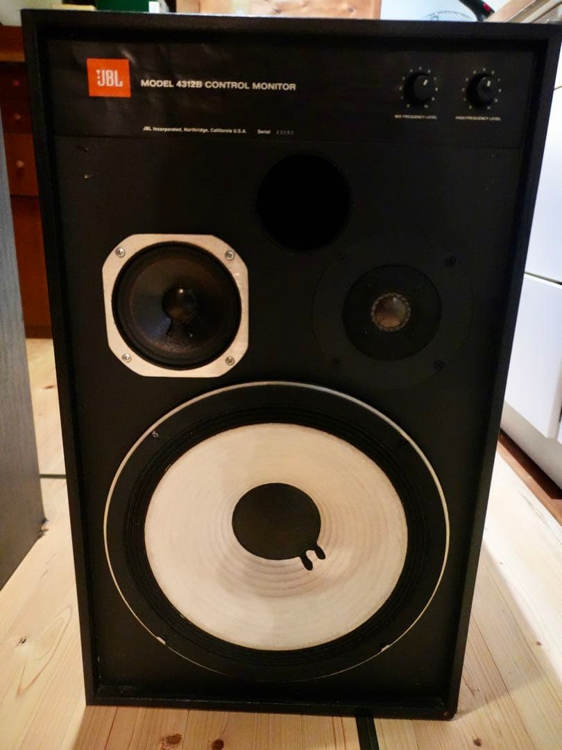 JBL 4312B CONTROL MONITOR （右）