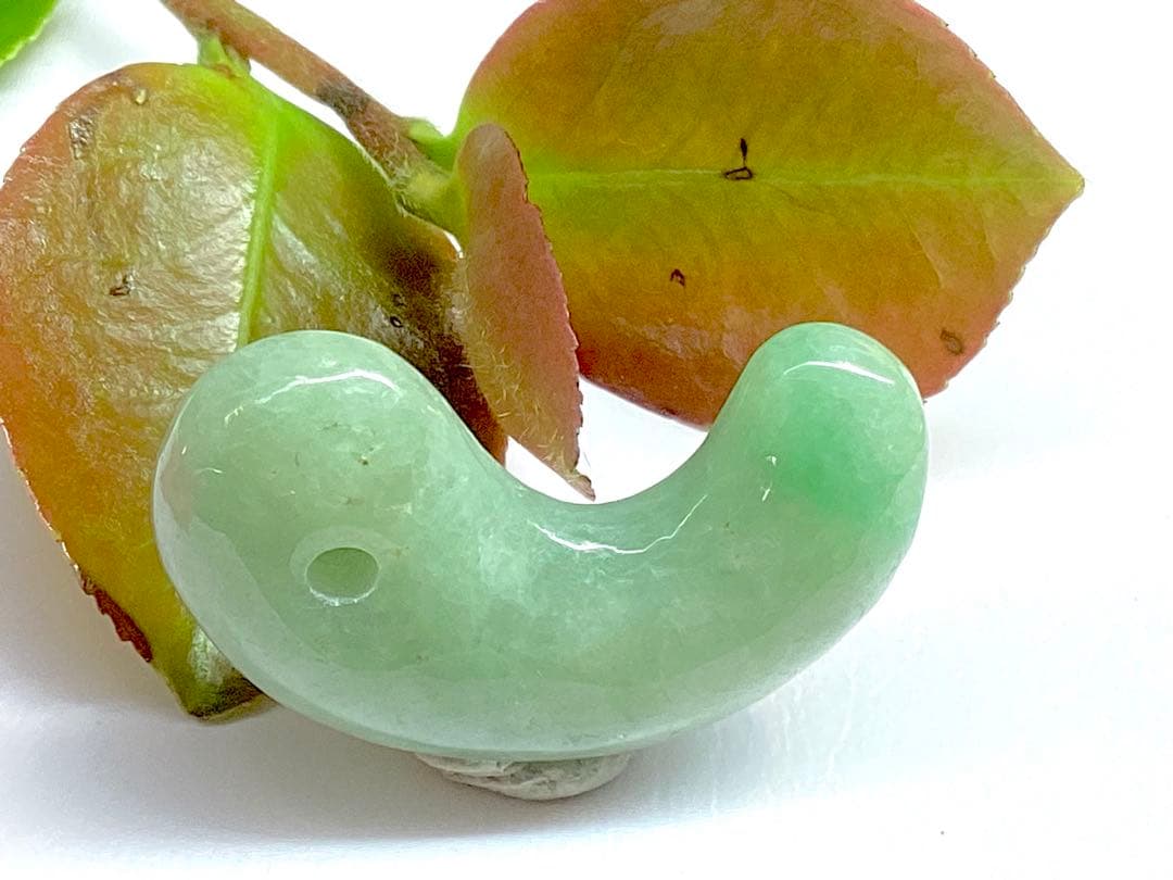 ✳綺麗な若草色　幸運導く緑の糸魚川翡翠勾玉　本物をお持ちください‼️ 鑑別書取得品