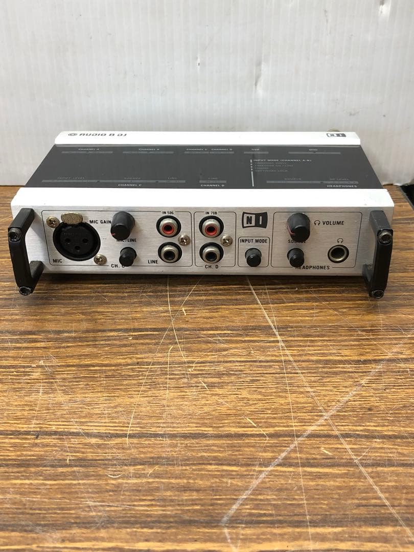 NATIVE INSTRUMENTSオーディオインターフェイス AUDIO8DJ