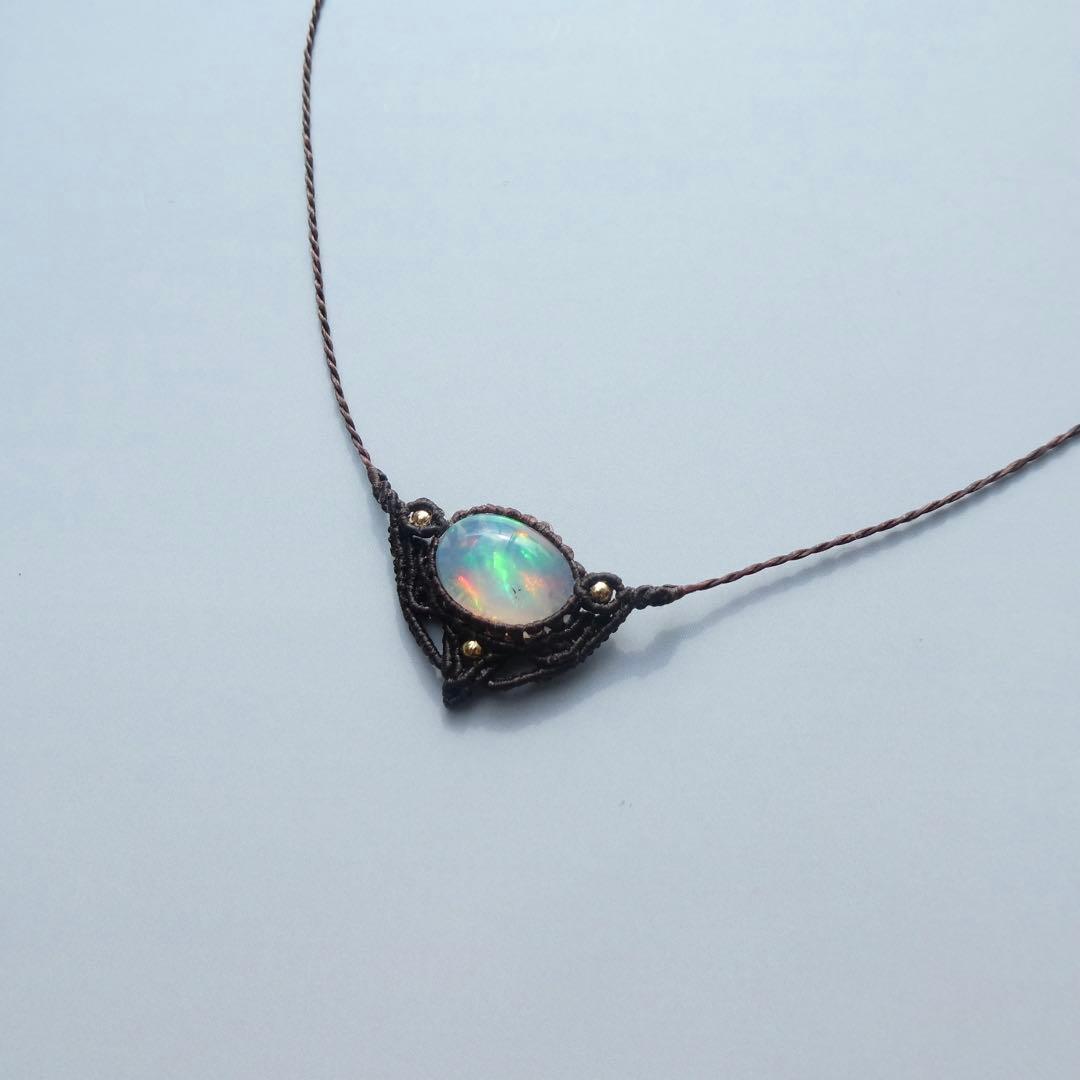 虹色オパールのマクラメネックレス