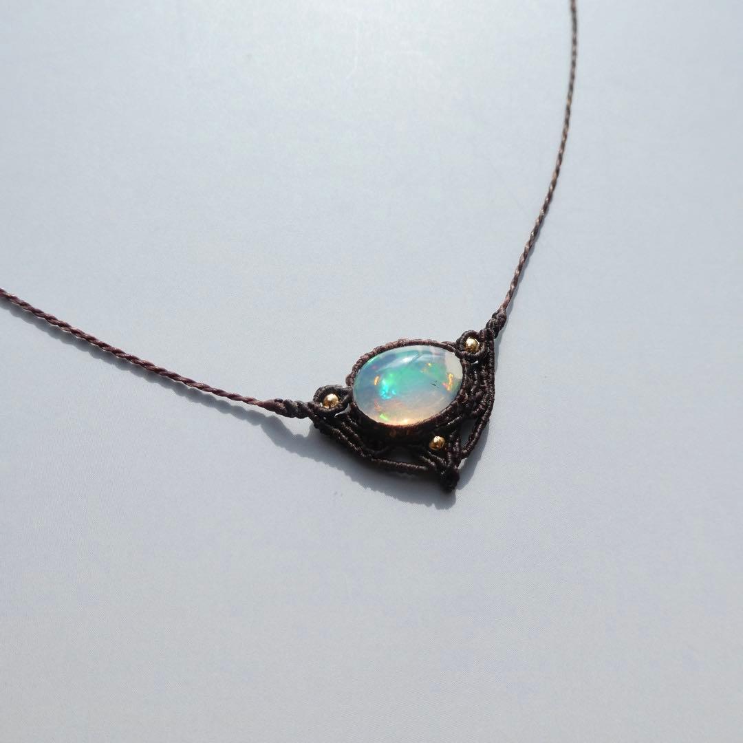 虹色オパールのマクラメネックレス