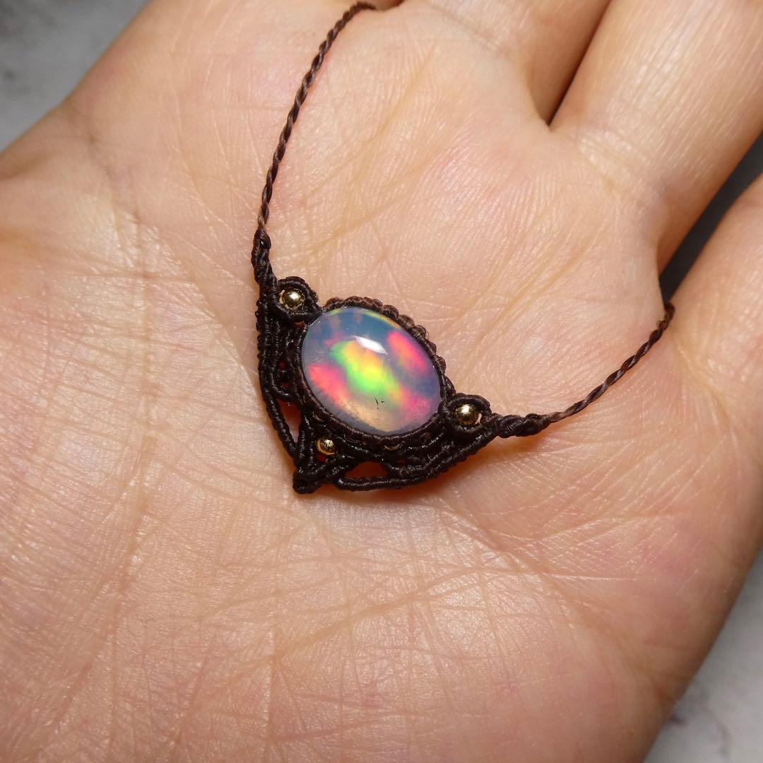 虹色オパールのマクラメネックレス