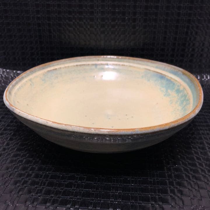美しい古美術◼️蔵からクリーム色とコバルトブルーの可愛い深めのお皿が出て来ました、