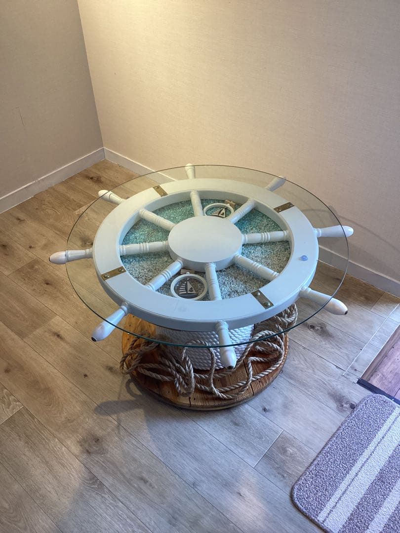 マリンテーブル、丸テーブル、ガラステーブル、操舵輪、船の舵、海のテーブル