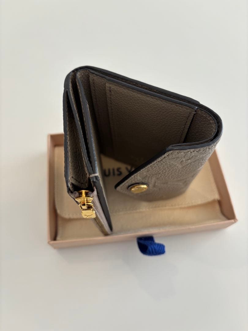 LOUIS VUITTON 三つ折り財布 ポルトフォイユ・ゾエ グレージュ