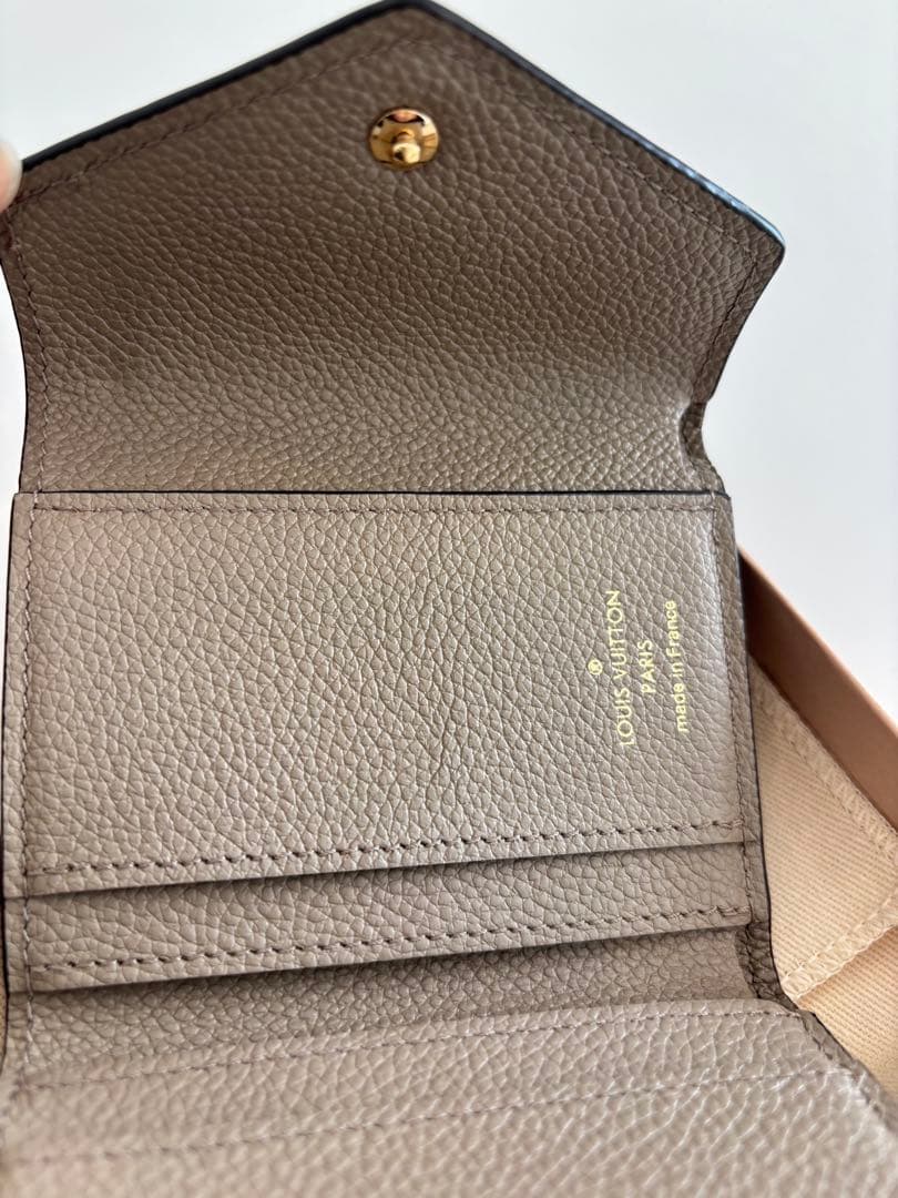 LOUIS VUITTON 三つ折り財布 ポルトフォイユ・ゾエ グレージュ