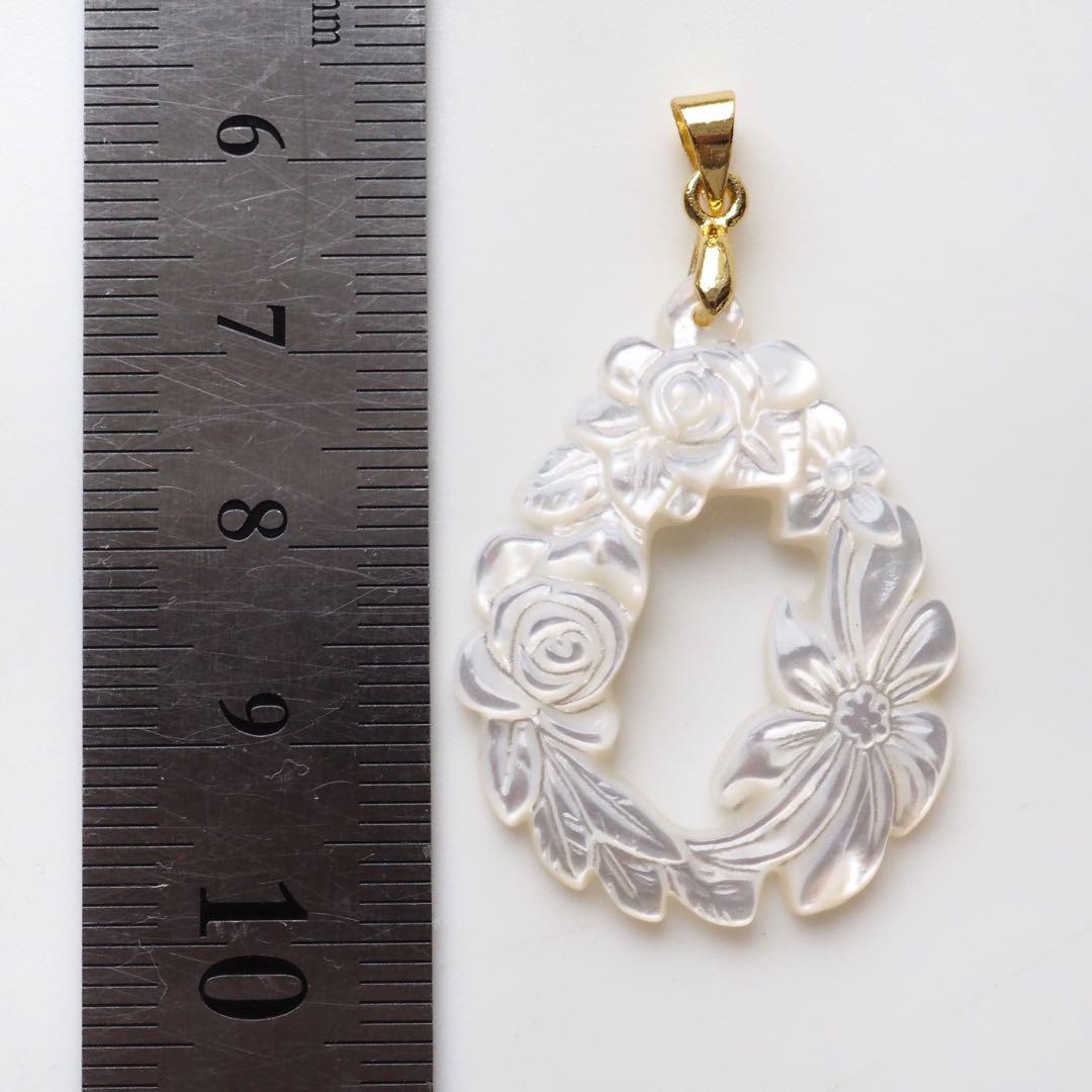 【Noel】高品質ホワイトシェル彫刻の大粒ネックレストップ