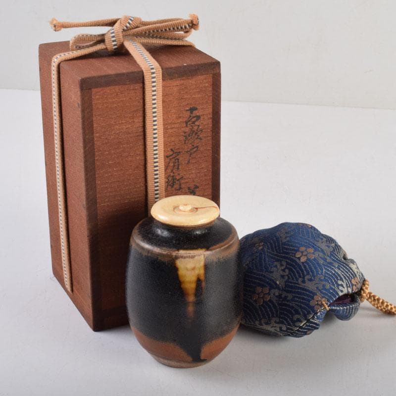 茶道具　瀬戸焼　古瀬戸　肩衝茶入　仕覆付　裏千家十四代淡々斎極め箱　M　8765