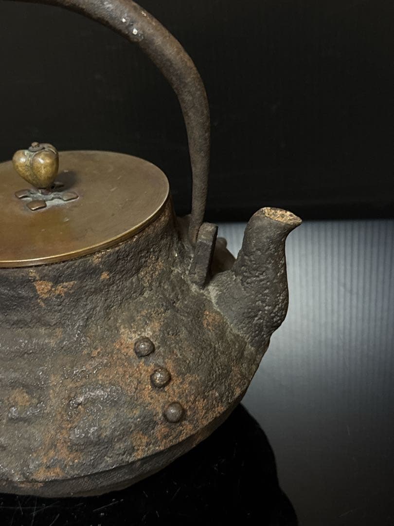 古代型 胴款 提手銀粒象嵌 宣徳蓋付 鉄瓶 茶道具