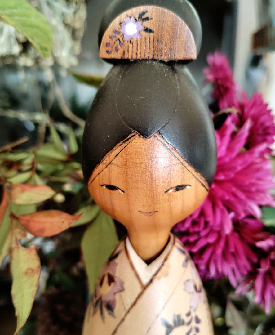 沖　いづみ　一品作　こけし人形　着物姿の若い女性　創作こけし