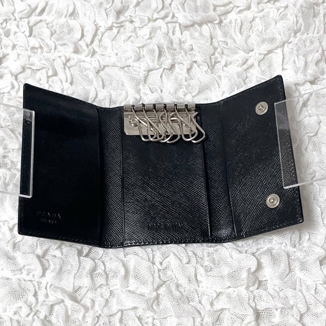 美品✨プラダ 6連キーケース トライアングルロゴ サフィアーノレザー 黒 三角