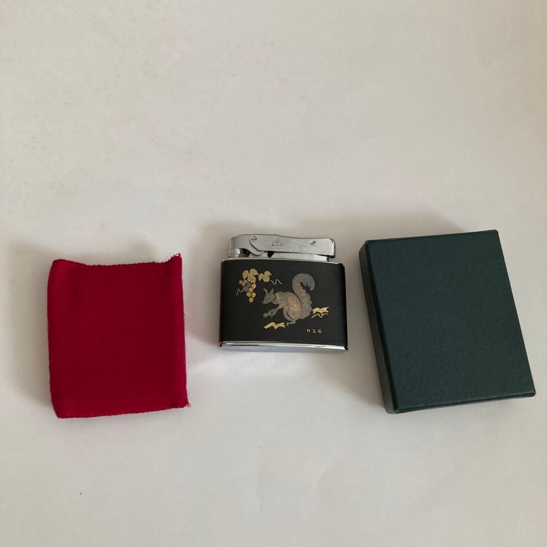 リスとブドウ装飾の黒い喫煙具　1R