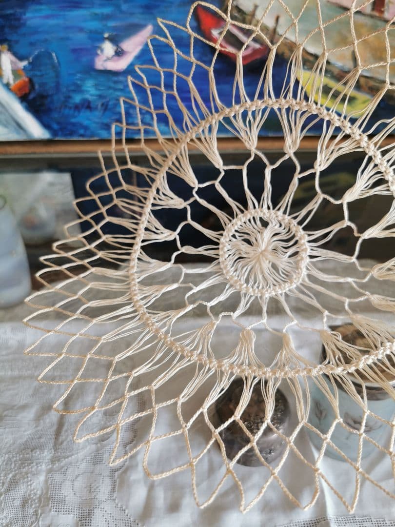 アンティークイタリア 花火風の糸線状レース ほんのり濃いバターアイボリードイリー