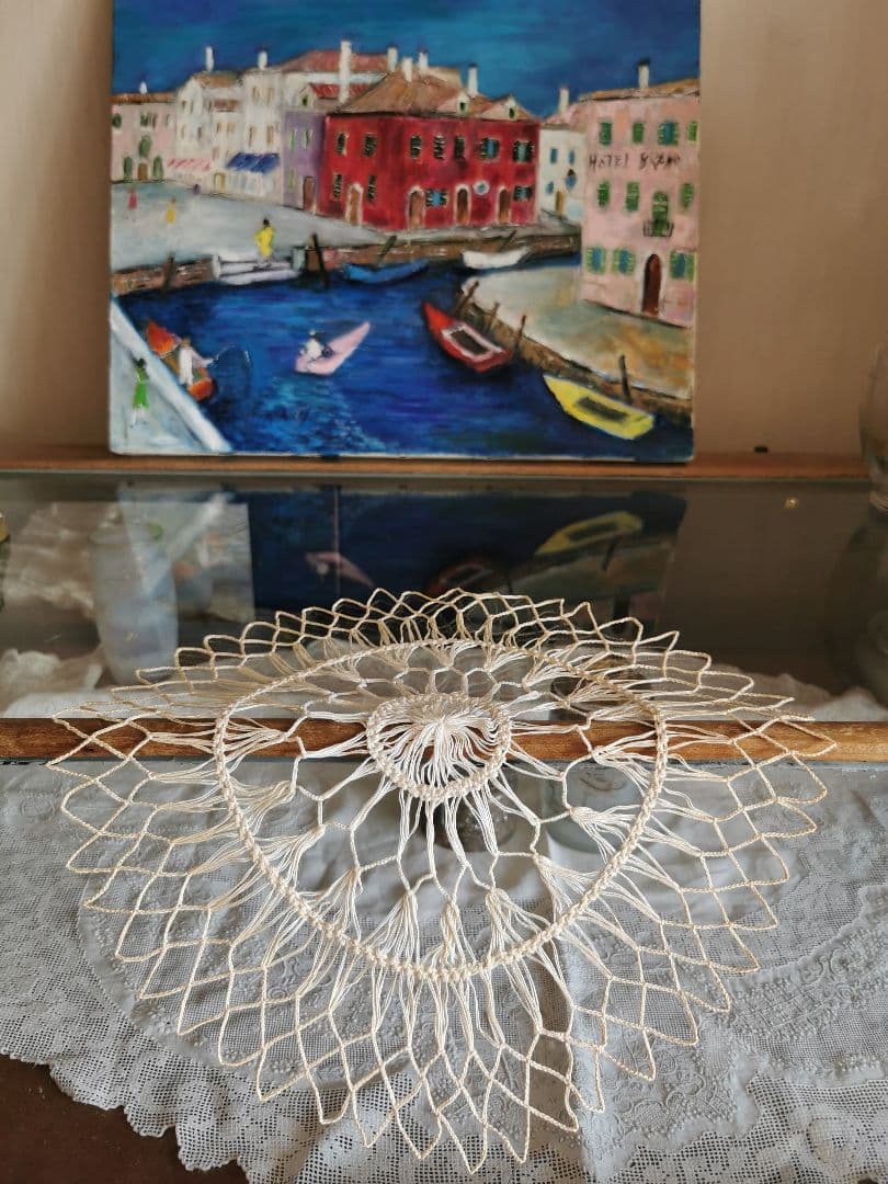 アンティークイタリア 花火風の糸線状レース ほんのり濃いバターアイボリードイリー