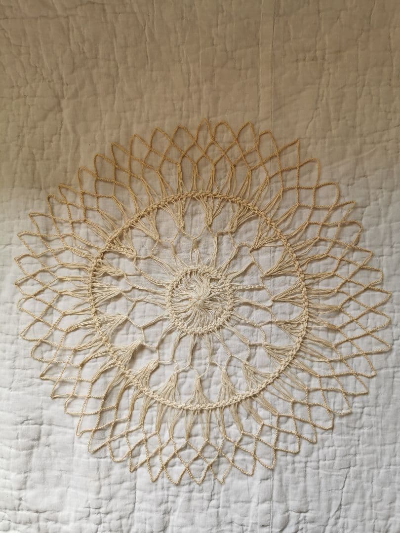 アンティークイタリア 花火風の糸線状レース ほんのり濃いバターアイボリードイリー