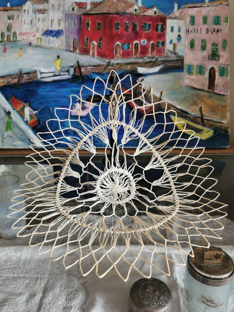 アンティークイタリア 花火風の糸線状レース ほんのり濃いバターアイボリードイリー