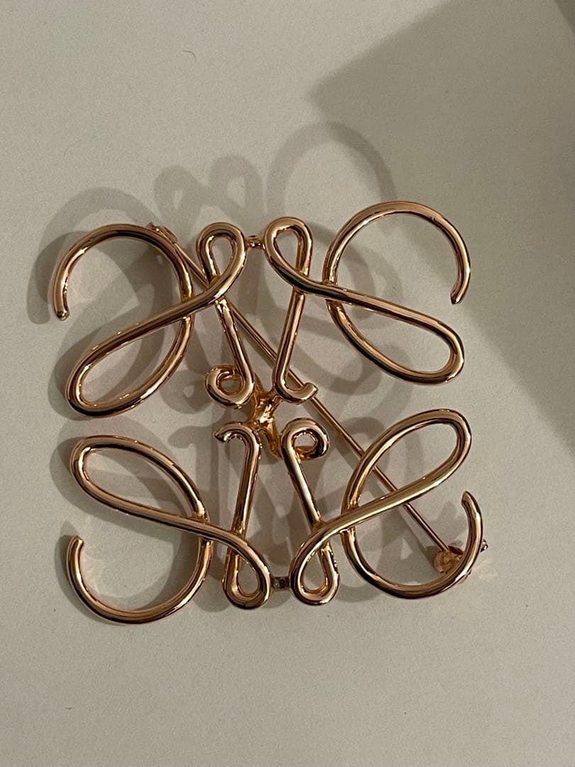 ロエベLOEWEアナグラムブローチピンクゴールド新品に近い美品